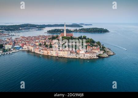 Bella Rovigno all'alba, foto aerea Foto Stock