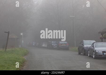 Limpsfield, Surrey, 8 dicembre 2020, Auto parcheggiate mentre le persone sono fuori a piedi su una mattina Foggy a Limpsfield, Surrey le previsioni meteo sono per nebbia, 3C e vento leggero.Credit: Keith Larby/Alamy Live News Foto Stock