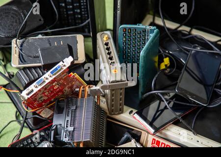 Pila di prodotti elettronici assortiti e-waste Foto Stock