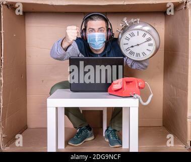 uomo d'affari tiene un orologio e vi minaccia con il suo pugno Foto Stock