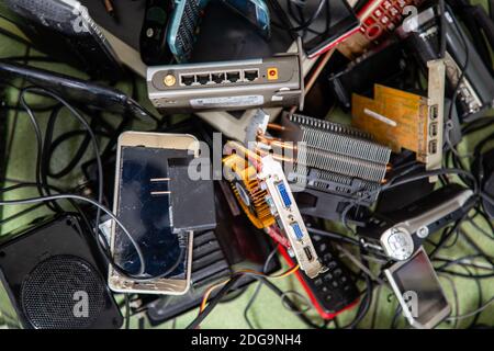 Pila di prodotti elettronici assortiti e-waste Foto Stock