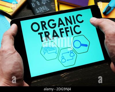 Un uomo legge le informazioni sul traffico organico su un tablet. Foto Stock