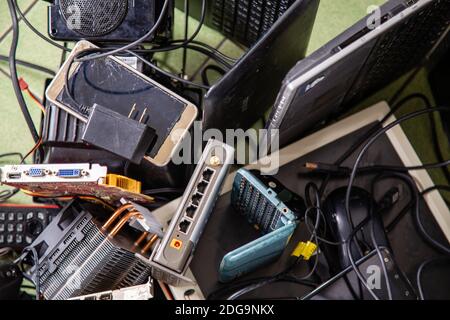 Pila di prodotti elettronici assortiti e-waste Foto Stock