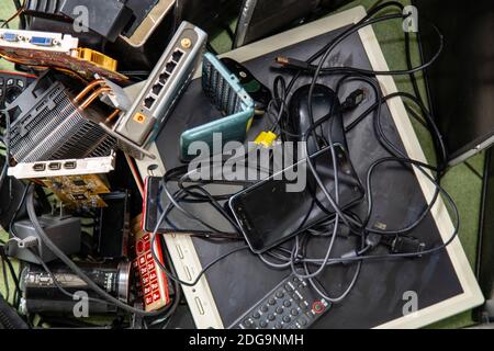 Pila di prodotti elettronici assortiti e-waste Foto Stock