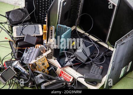 Pila di prodotti elettronici assortiti e-waste Foto Stock