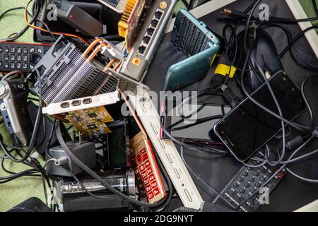 Pila di prodotti elettronici assortiti e-waste Foto Stock