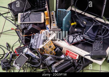 Pila di prodotti elettronici assortiti e-waste Foto Stock