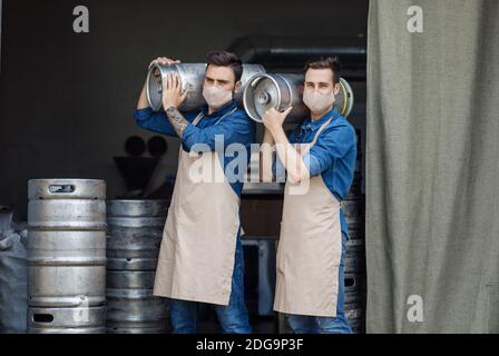 Covid-19 quarantena, lavoro in magazzino birreria per uomo forte Foto Stock