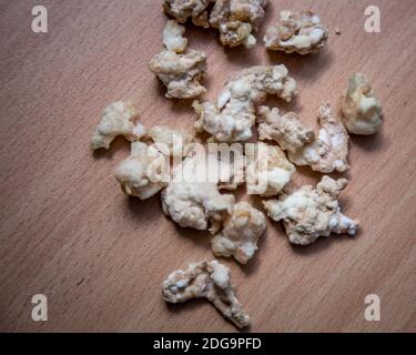 Rocce di cocaina crack farmaco sul piano portapaziente Foto Stock