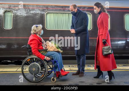 Il duca e la duchessa di Cambridge incontrano il luogotenente del Somerset, la signora Annie Maw, quando arrivano alla stazione ferroviaria di Bath Spa, prima di una visita a una casa di cura in città per rendere omaggio agli sforzi del personale di assistenza a domicilio durante la pandemia del COVID-19, l'ultimo giorno di un tour di tre giorni attraverso il paese. Foto Stock