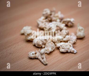 Rocce di cocaina crack farmaco sul piano portapaziente Foto Stock