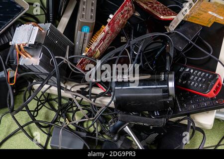 Pila di prodotti elettronici assortiti e-waste Foto Stock