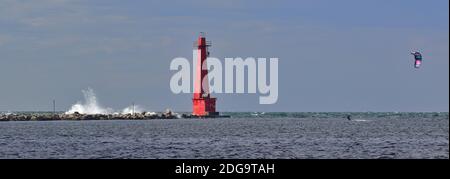 Faro rosso di acqua frangiflutti sud in un giorno ventoso coperto Muskegon, Michigan Foto Stock