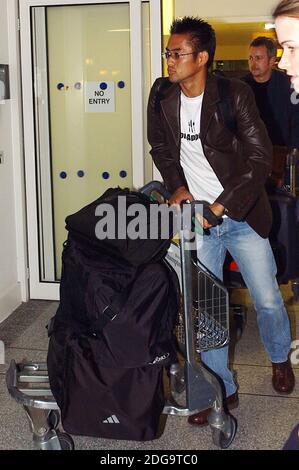 IL PORTIERE INTERNAZIONALE DEL GIAPPONE YOSHIKATSU KAWAGUTCHI ARRIVA ALL'AEROPORTO DI SOUTHAMPTON PER CARTELLO PER PORTSMOUTH.2001 Foto Stock