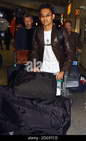 IL PORTIERE INTERNAZIONALE DEL GIAPPONE YOSHIKATSU KAWAGUTCHI ARRIVA ALL'AEROPORTO DI SOUTHAMPTON PER FIRMARE PER PORTSMOUTH. 2001 Foto Stock