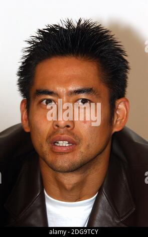 IL PORTIERE INTERNAZIONALE DEL GIAPPONE YOSHIKATSU KAWAGUTCHI ARRIVA ALL'AEROPORTO DI SOUTHAMPTON PER FIRMARE PER PORTSMOUTH. 2001 Foto Stock