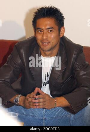 IL PORTIERE INTERNAZIONALE DEL GIAPPONE YOSHIKATSU KAWAGUTCHI ARRIVA ALL'AEROPORTO DI SOUTHAMPTON PER FIRMARE PER PORTSMOUTH. 2001 Foto Stock