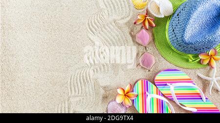 Paglia blu e verde cappello e Flip colorato galleggianti nella sabbia con conchiglie e fiori frangipani. Concetto di spiaggia in estate, spazio per fotocopie Foto Stock