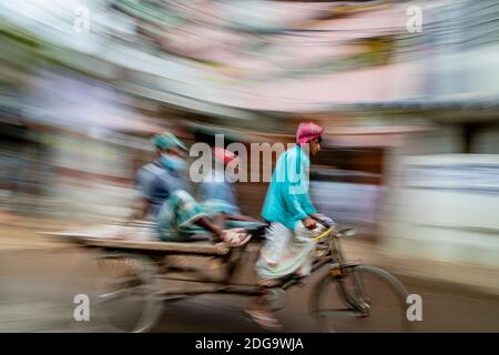 Pulitori di risciò per le strade di Puran Dhaka - Old Dhaka in Bangladesh. I risciò sono tricicli alimentati a pedale, ma usati per essere tirati a mano, da qui 'estrattore di risciò'. Oggi molti dei risciò sono persino convertiti per essere alimentati da un motore elettrico. Foto Stock