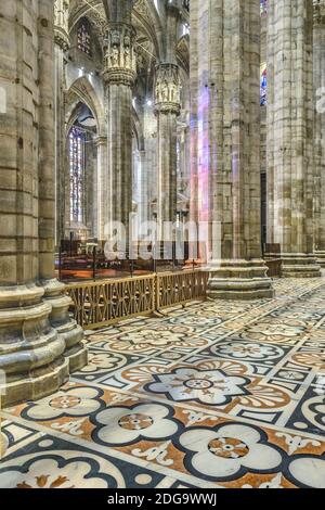 Vista interna del Duomo di Milano Foto Stock