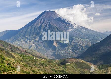 Vulcano Tungurahua nelle Ande vicino alla città di Banos, Ecuador. Foto Stock