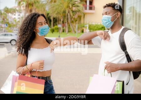 I nuovi distancing sociali salutano con i gomiti per prevenire la diffusione del virus corona. Coppia non bacia per virus. Concetto Covid 19. Foto Stock