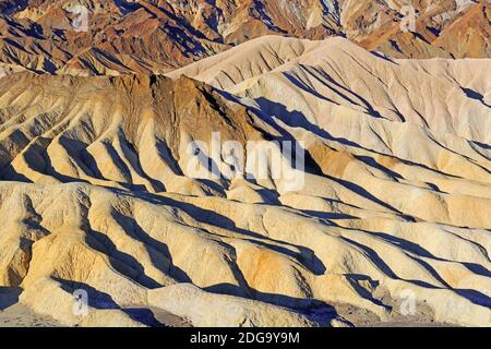 Farbige Gesteinsformationen bei Sonnenaufgang am Zabriske Point, Death Valley Nationalpark, Kalifornien, Stati Uniti Foto Stock