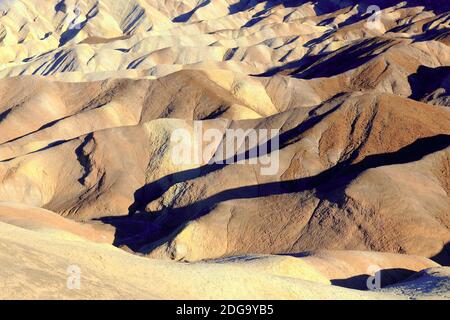 Farbige Gesteinsformationen bei Sonnenaufgang am Zabriske Point, Death Valley Nationalpark, Kalifornien, Stati Uniti Foto Stock