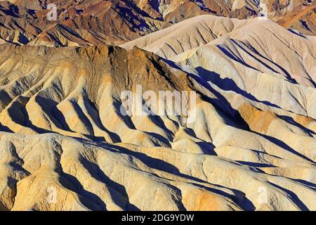 Farbige Gesteinsformationen bei Sonnenaufgang am Zabriske Point, Death Valley Nationalpark, Kalifornien, Stati Uniti Foto Stock