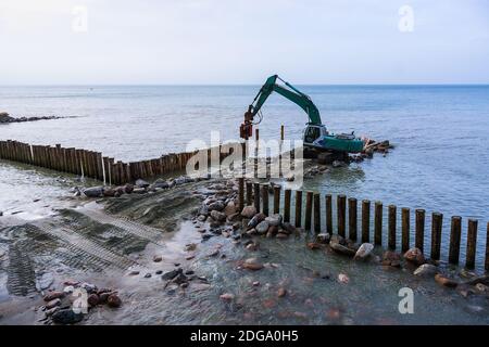 Costruzione di frangiflutti, creazione di fortificazioni della riva, attrezzature da costruzione sulla riva, Russia, regione di Kaliningrad, Svetlogorsk, Baltico Foto Stock