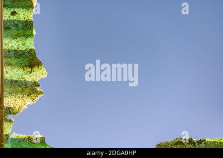 Tetto in lamiera rotto Foto Stock