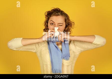 Male femmina. Malato con laringite. La donna malata usa carta, infezione influenzale e polmonite. Concetto di focolaio di coronavirus. Sintomi di malattia. Naso runny causato da malattia. Foto Stock