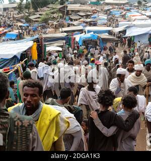 In lalibela etiopia il mercato pieno di persone nel celebrazione Foto Stock