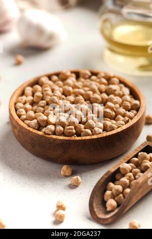 Ceci grezzi in una ciotola di legno. Supercibo. Foto Stock