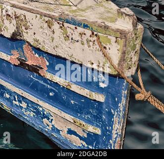 Vecchio prow sporco di una barca nel porto come riassunto Foto Stock