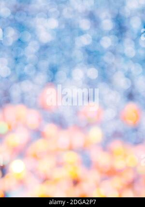 Offuscato bokeh astratto sfondo di illuminazione decorazione dal soffitto in tema di Capodanno celebrazione, immagine verticale. Spazio di sfondo sfocato per c Foto Stock