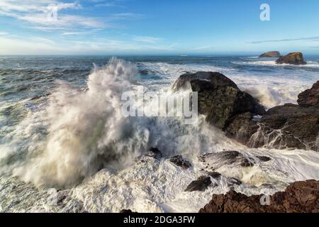 Rocky Beach Landscape con enormi onde che si infrangono sulla costa Foto Stock