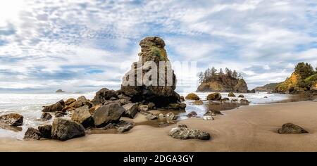 Nonna Rock che si erge orgogliosamente a Trinidad state Beach, California, Stati Uniti Foto Stock