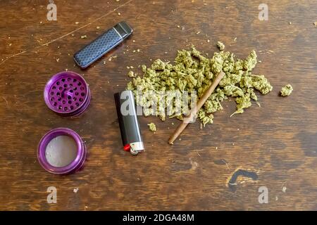 Modello giovane Brunette fumante Marijuana Foto Stock