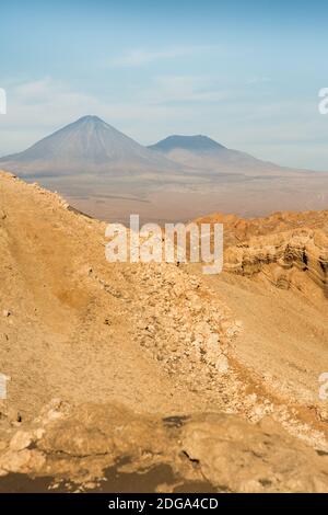 Volcan Licancabur visto dalla Valle de la Luna, Valle della Luna, deserto di Atacama, Cile settentrionale, Sud America Foto Stock