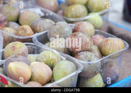 Scatole con fichi freschi al mercato di strada. Foto Stock