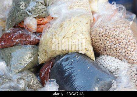 Diversi tipi di legumi e cereali. Foto Stock