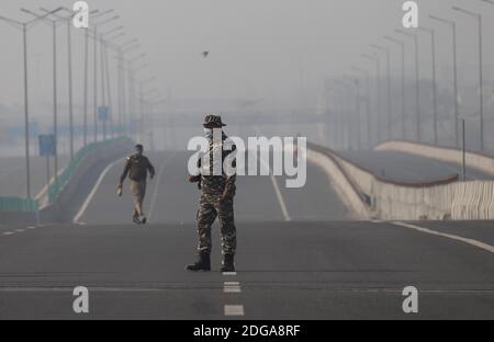 Nuova Delhi, Nuova Delhi, India. 8 Dic 2020. I poliziotti sorvegliano l'autostrada durante la protesta degli agricoltori contro la nuova legge agricola. Centinaia di agricoltori hanno bloccato un’autostrada durante la loro protesta nazionale contro le bollette agricole recentemente approvate al confine con Delhi-Utttar Pradesh a Nuova Delhi, in India, l’8 dicembre 2020. Credit: Vijay Pandey/ZUMA Wire/Alamy Live News Foto Stock