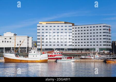 Trondheim, Norvegia - 17 ottobre 2016: Barche da pesca sono ormeggiate nel porto di Trondheim vicino all'hotel Clarion Foto Stock