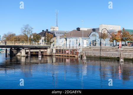 Trondheim, Norvegia - 15 ottobre 2016: Vista sulla strada di Trondheim il giorno d'autunno, la gente comune cammina il Brattorbrua. Si tratta di un ponte stradale a Trondheim . Foto Stock