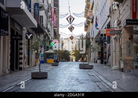 Centro di Atene, Grecia. 5 Dicembre 2020. Negozi chiusi in via Ermou vuota, giorno d'inverno. Blocco pandemico del coronavirus Foto Stock