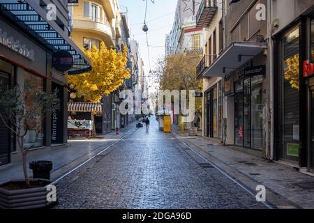 Centro di Atene, Grecia. 5 Dicembre 2020. Negozi chiusi in via Ermou vuota, giorno d'inverno. Blocco pandemico del coronavirus Foto Stock