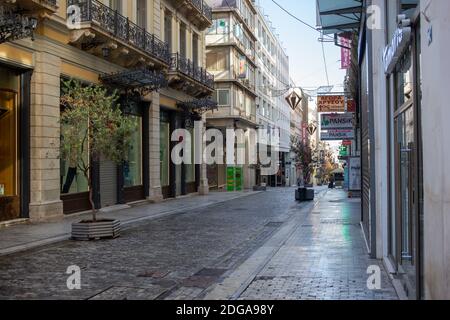 Centro di Atene, Grecia. 5 Dicembre 2020. Negozi chiusi in via Ermou vuota, giorno d'inverno. Blocco pandemico del coronavirus Foto Stock