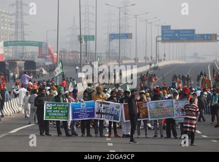 Nuova Delhi, Nuova Delhi, India. 8 Dic 2020. Gli agricoltori hanno bloccato l'autostrada nazionale al confine di Delhi-Gazipur. Centinaia di agricoltori hanno bloccato un’autostrada durante la loro protesta nazionale contro le bollette agricole recentemente approvate al confine con Delhi-Utttar Pradesh a Nuova Delhi l’8 dicembre 2020. Credit: Vijay Pandey/ZUMA Wire/Alamy Live News Foto Stock