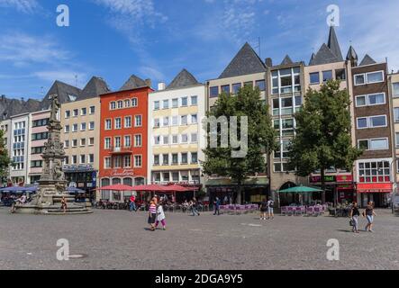 Negozi e ristoranti nella vecchia piazza del mercato di Colonia, Germania Foto Stock